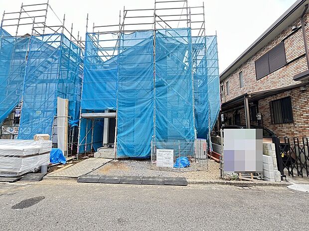 新しい暮らしの始まりを感じさせる、静かな住宅街に位置する建設中の現場です 