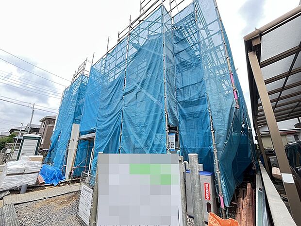 新しい暮らしの始まりを感じさせる風景。完成に向けた期待が高まる、整然とした建築現場の様子です 
