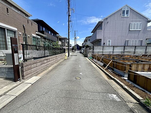 戸建てが立ち並ぶ静かな住宅街。四季折々の移り変わりを感じながら自然と楽しみ、暮らす、そんな毎日を日々の中で感じられる住環境 