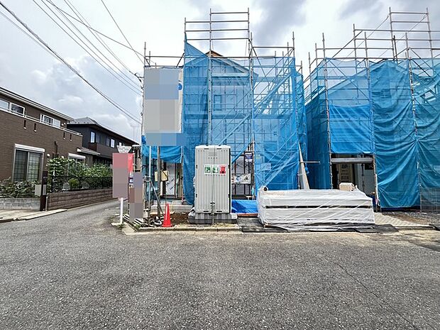 落ち着いた周辺環境に溶け込みながら、家族の未来を支える大切な工程が進んでいます 