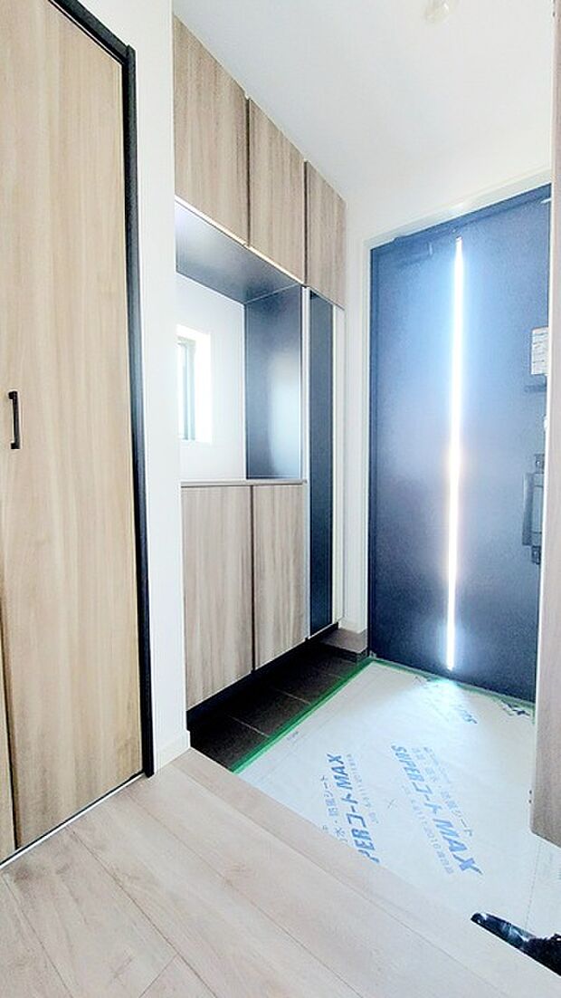 明るく開放的な玄関、靴の脱ぎ履きもしやすく、収納も豊富でご家族皆様の靴をスッキリ収納できます。 
