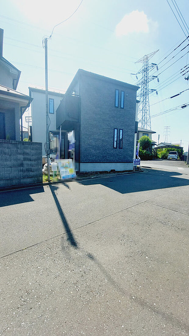戸建てが立ち並ぶ静かな住宅街。四季折々の移り変わりを感じながら自然と楽しみ、暮らす、そんな毎日を日々の中で感じられる住環境 