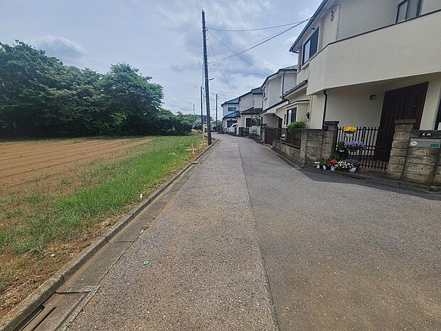戸建てが立ち並ぶ静かな住宅街。四季折々の移り変わりを感じながら自然と楽しみ、暮らす、そんな毎日を日々の中で感じられる住環境