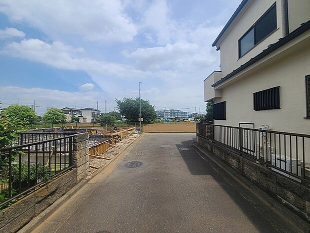 戸建てが立ち並ぶ静かな住宅街。四季折々の移り変わりを感じながら自然と楽しみ、暮らす、そんな毎日を日々の中で感じられる住環境