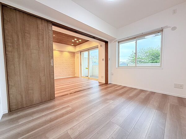 ゆとりの6帖ある寝室、陽光が入りやすく朝の目覚めも気持ち良く起こしてくれます。