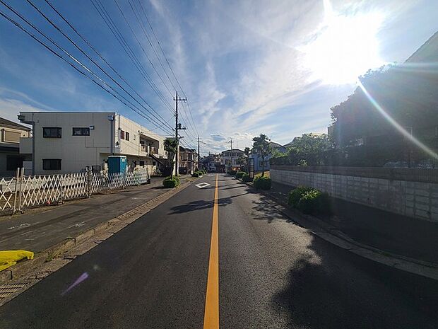 戸建てが立ち並ぶ静かな住宅街。四季折々の移り変わりを感じながら自然と楽しみ、暮らす、そんな毎日を日々の中で感じられる住環境