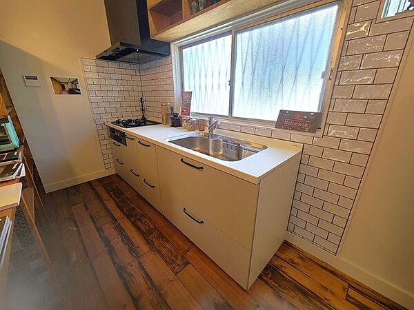壁付のキッチンは上部に収納が作りやすいのがメリット。空間を有効活用したすっきりとしたデザイン。