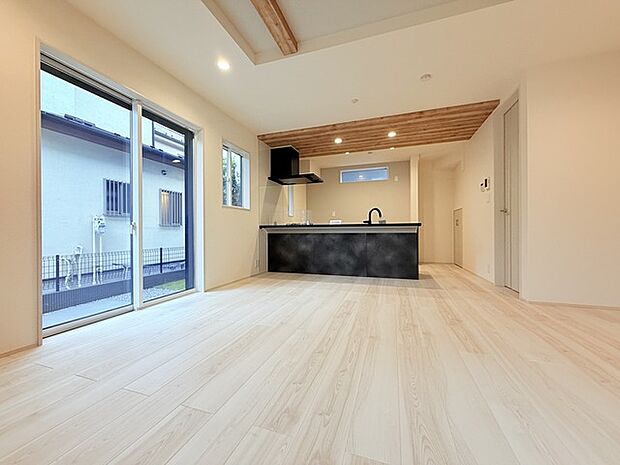 家族や友人、両親、親戚とこれから沢山の時間を紡ぐのだろう。そこを彩るのは窓から見える青い空、心地よい緑。そんなイメージが膨らむリビングスペース。 