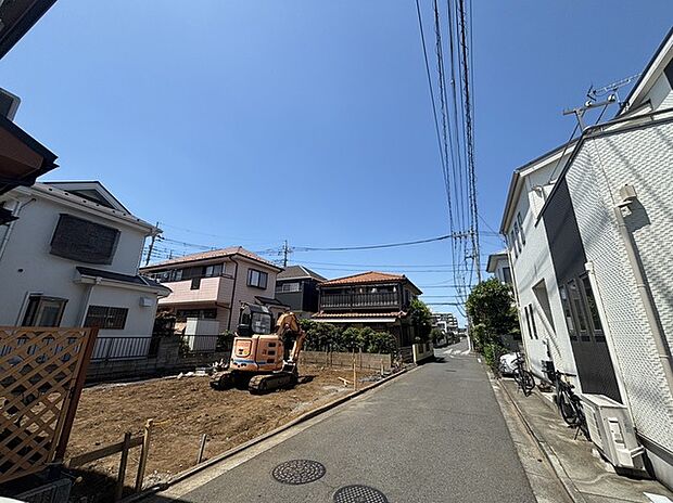 東側道路に面する整形地です。