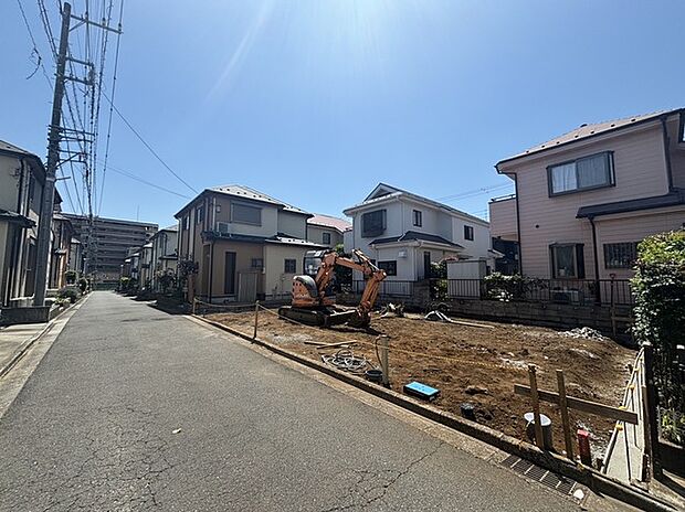戸建てが立ち並ぶ静かな住宅街。四季折々の移り変わりを感じながら自然と楽しみ、暮らす、そんな毎日を日々の中で感じられる住環境