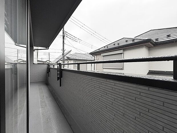陽ざしが差込む明るいバルコニー。奥行きのあるバルコニーはお洗濯時に助かります。 