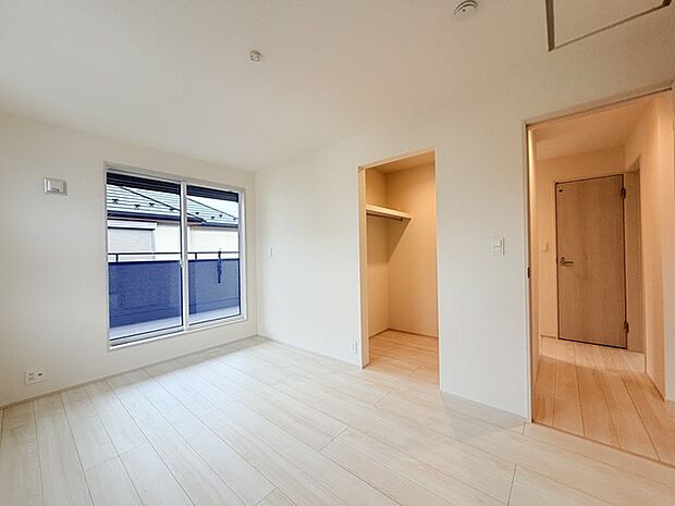 大きな開口部から明るい光が差し込む、日中の室内の明るさがこの部屋の魅力です。 