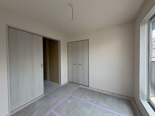 今からここを誰のお部屋にしようか、そんな洋室。大きさは5.25帖です。