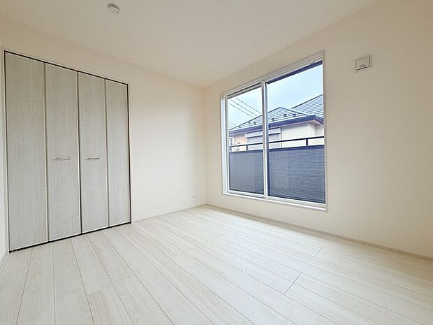 今からここを誰のお部屋にしようか、そんな洋室。大きさは5.25帖です。 