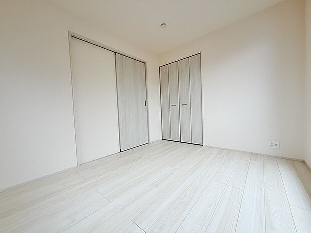今からここを誰のお部屋にしようか、そんな洋室。大きさは5.25帖です。 