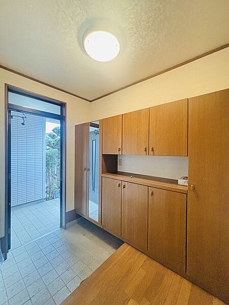 明るく開放的な玄関、靴の脱ぎ履きもしやすく、収納も豊富でご家族皆様の靴をスッキリ収納できます。