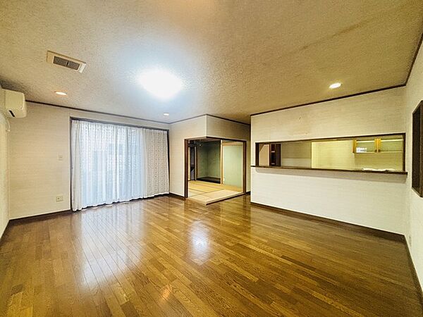 夕食の時間。家族、友人、両親、親戚との会話がより料理を美味しくしてくれる。あっという間に時間が過ぎてしまう居心地の良さは、普段はほっとする空間としてここにあります。