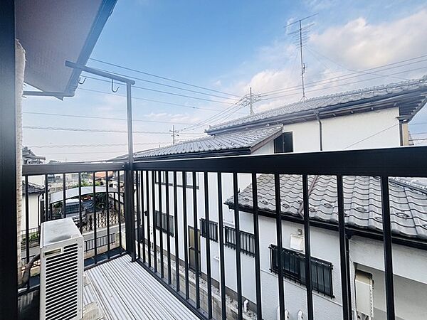陽ざしが差込む明るいバルコニー。奥行きのあるバルコニーはお洗濯時に助かります。