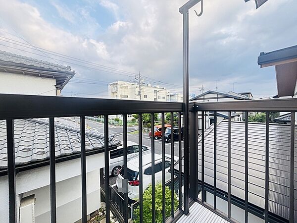 広めのバルコニーは風通しも良くお洗濯物もしっかりと干すことができます！