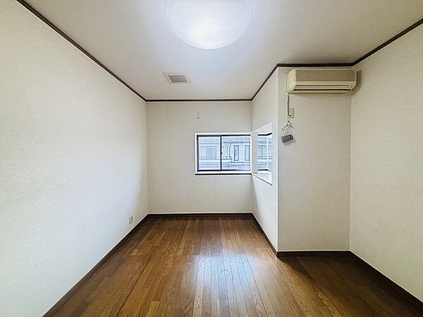大きな開口部から明るい光が差し込む、日中の室内の明るさがこの部屋の魅力です。