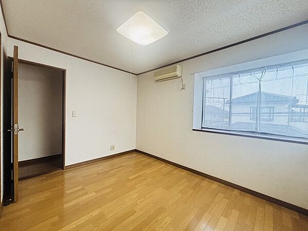 大きな開口部から明るい光が差し込む、日中の室内の明るさがこの部屋の魅力です。