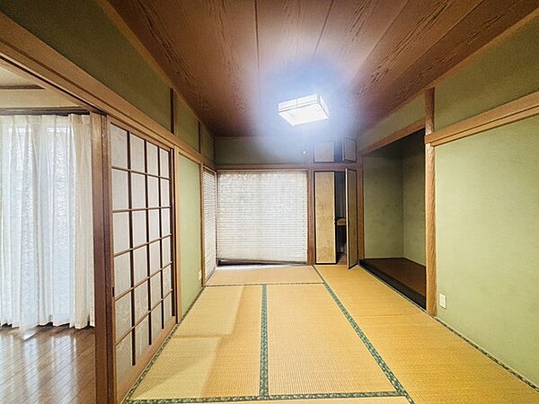 大きな開口部から明るい光が差し込む、日中の室内の明るさがこの部屋の魅力です。