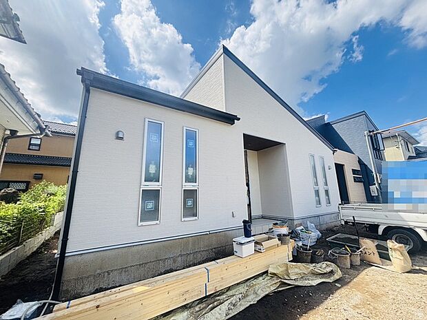 玄関はおうちの顔とも呼ばれる重要な場所!明るくスッキリと見える空間で住まう人を見送り、出迎えてくれます。