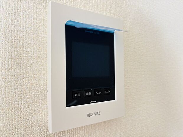 録画機能もあり、どのような人が何時に来訪されたのかが分かります。防犯上はもちろん、お届け物などの把握にも便利です。ライトが付いているので、夜間でも安心です。