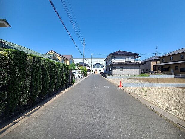 戸建てが立ち並ぶ静かな住宅街。四季折々の移り変わりを感じながら自然と楽しみ、暮らす、そんな毎日を日々の中で感じられる住環境