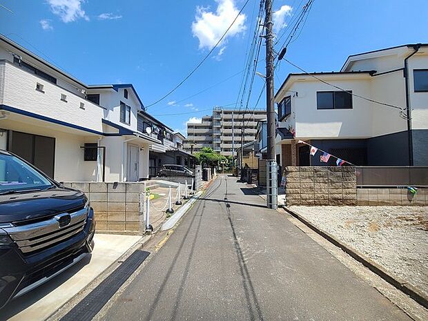 戸建てが立ち並ぶ静かな住宅街。四季折々の移り変わりを感じながら自然と楽しみ、暮らす、そんな毎日を日々の中で感じられる住環境 