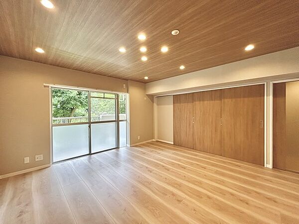 家族が一番集まる場所だから広々としつつも素敵な空間であって欲しい。皆がくつろぐリビングからキッチンまでが一つに繋がる空間。