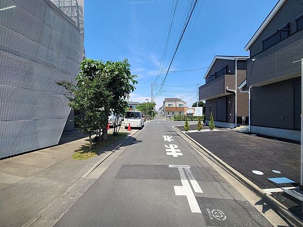 戸建てが立ち並ぶ静かな住宅街。四季折々の移り変わりを感じながら自然と楽しみ、暮らす、そんな毎日を日々の中で感じられる住環境