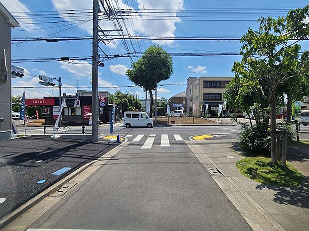 戸建てが立ち並ぶ静かな住宅街。四季折々の移り変わりを感じながら自然と楽しみ、暮らす、そんな毎日を日々の中で感じられる住環境