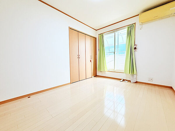 どんな家具にでも相性が良い清潔感ある白色調のクロスを採用。主張しすぎない配色、耐久性にも優れた床材は日々のメンテナンスも楽に、快適に過ごして頂けるよう考えられています。
