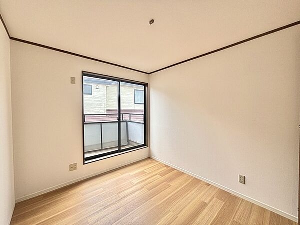 今からここを誰のお部屋にしようか、そんな洋室。大きさは5.7帖です。