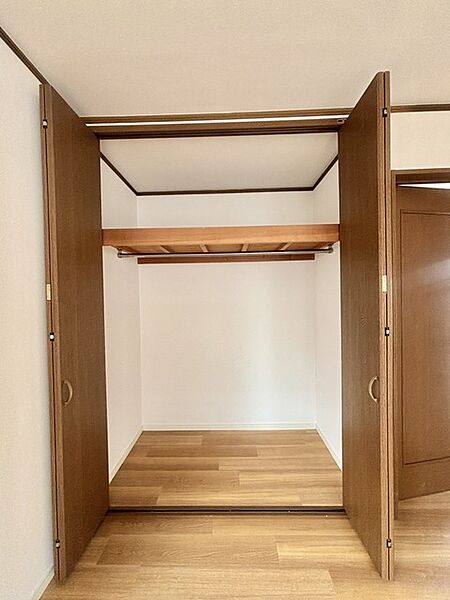 広々収納で、仕事着、普段着をまとめて収納できます。