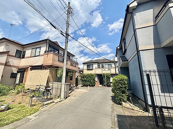 戸建てが立ち並ぶ静かな住宅街。四季折々の移り変わりを感じながら自然と楽しみ、暮らす、そんな毎日を日々の中で感じられる住環境