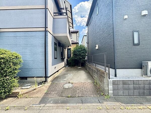 カースペースは1台駐車できます。車庫の出し入れのしやすさなど、実際に現地にてご確認ください。