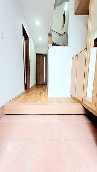 明るく開放的な玄関、靴の脱ぎ履きもしやすく、収納も豊富でご家族皆様の靴をスッキリ収納できます。