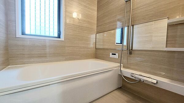 使い勝手の良い洗面台、窓があることで換気もしやすく清潔感のある空間を保てます。