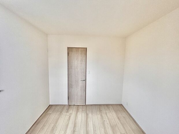 今からここを誰のお部屋にしようか、そんな洋室。大きさは5.25帖です。