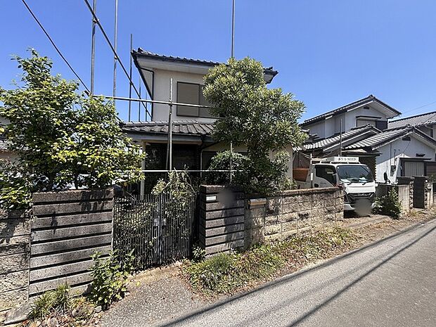 セカンドカーや来客時にも便利なカースペース3台分ございます。