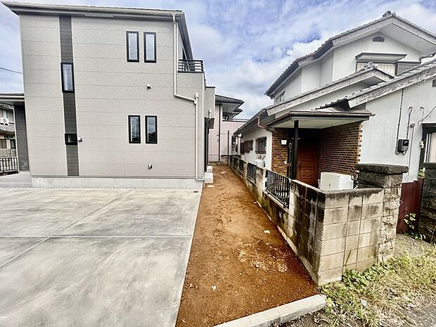 戸建てが立ち並ぶ静かな住宅街。四季折々の移り変わりを感じながら自然と楽しみ、暮らす、そんな毎日を日々の中で感じられる住環境