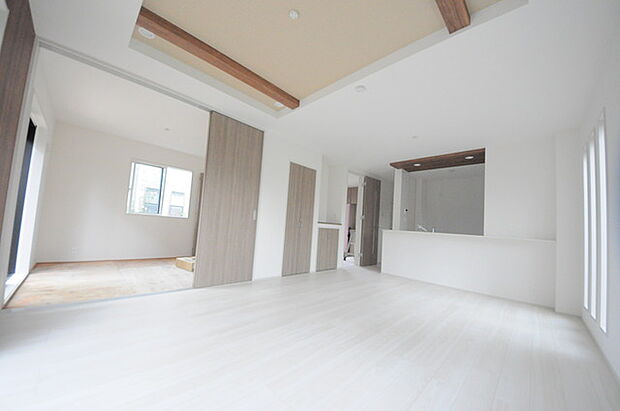 大きな開口部から明るい光が差し込むリビング。日中の室内の明るさがこの部屋の魅力です。