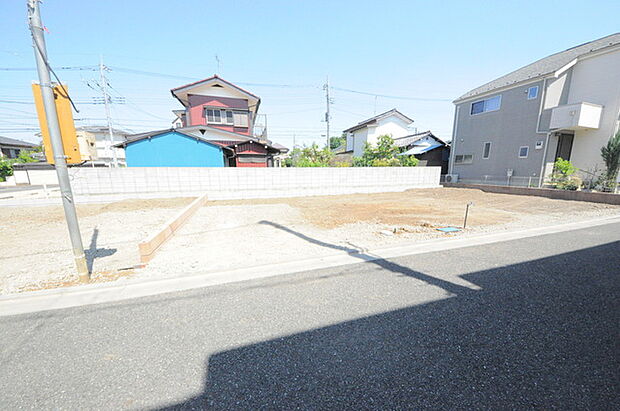 戸建てが立ち並ぶ静かな住宅街。四季折々の移り変わりを感じながら自然と楽しみ、暮らす、そんな毎日を日々の中で感じられる住環境