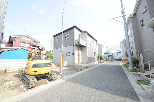前面道路は通り抜けができないため、交通量が少なく静かな住環境です。