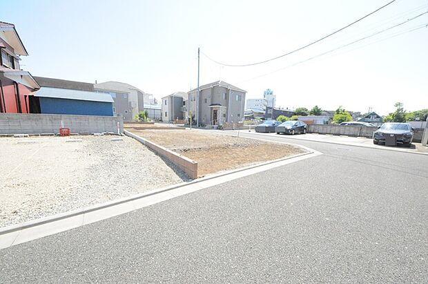 セカンドカーや来客時にも便利なカースペース2台分ございます。