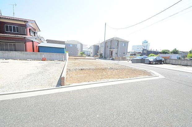 戸建てが立ち並ぶ静かな住宅街。四季折々の移り変わりを感じながら自然と楽しみ、暮らす、そんな毎日を日々の中で感じられる住環境 