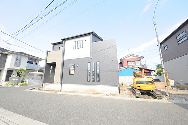 前面道路は通り抜けができないため、交通量が少なく静かな住環境です。