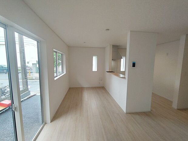 家族団欒のリビング。陽光差し込む食卓には家族の会話とスマイルが溢れます。いつまでもここで食卓を囲みたくなる、そう感じさせてくれるスペース。